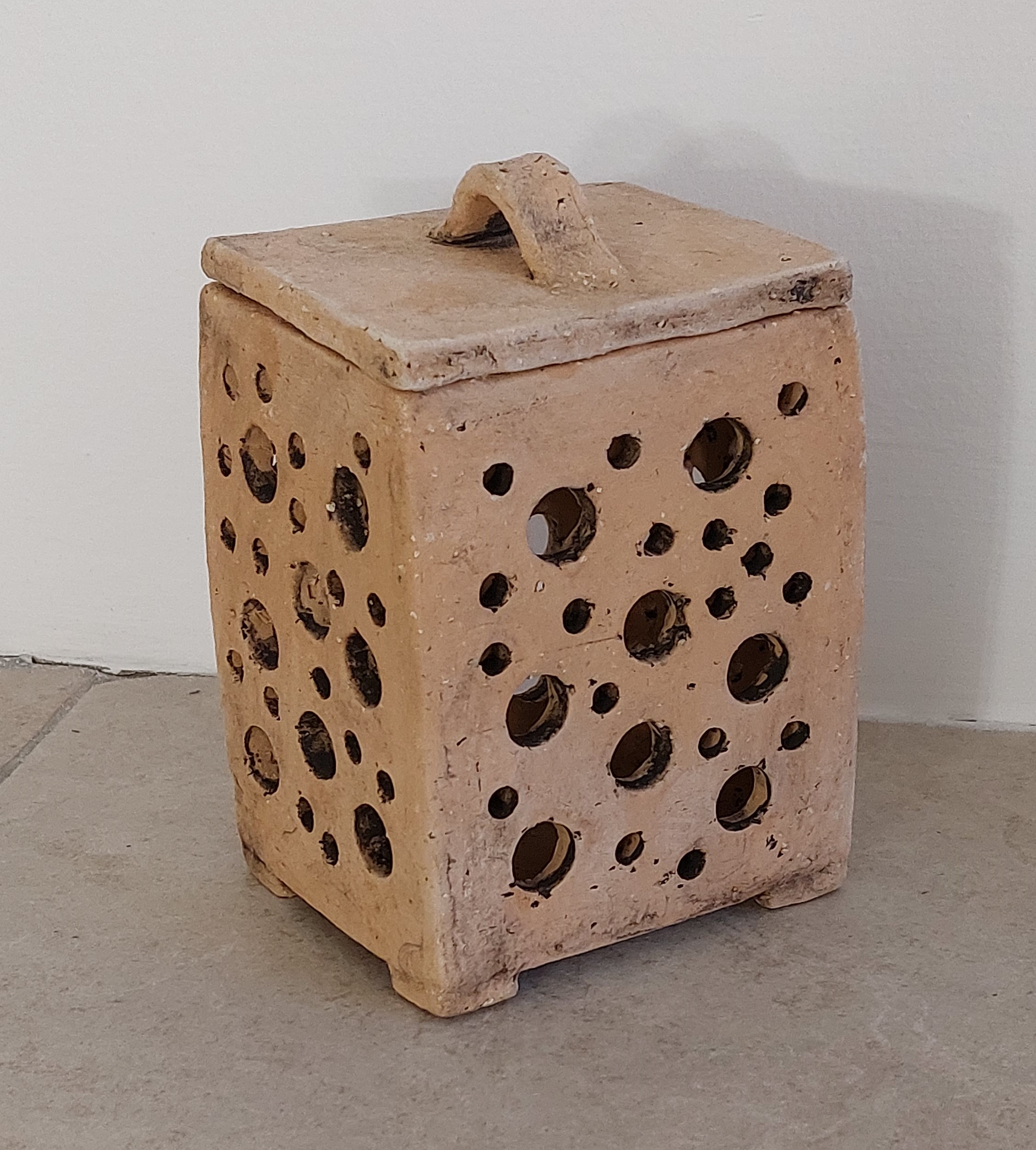 Keramika velká bez glazury Lucerna s pokličkou