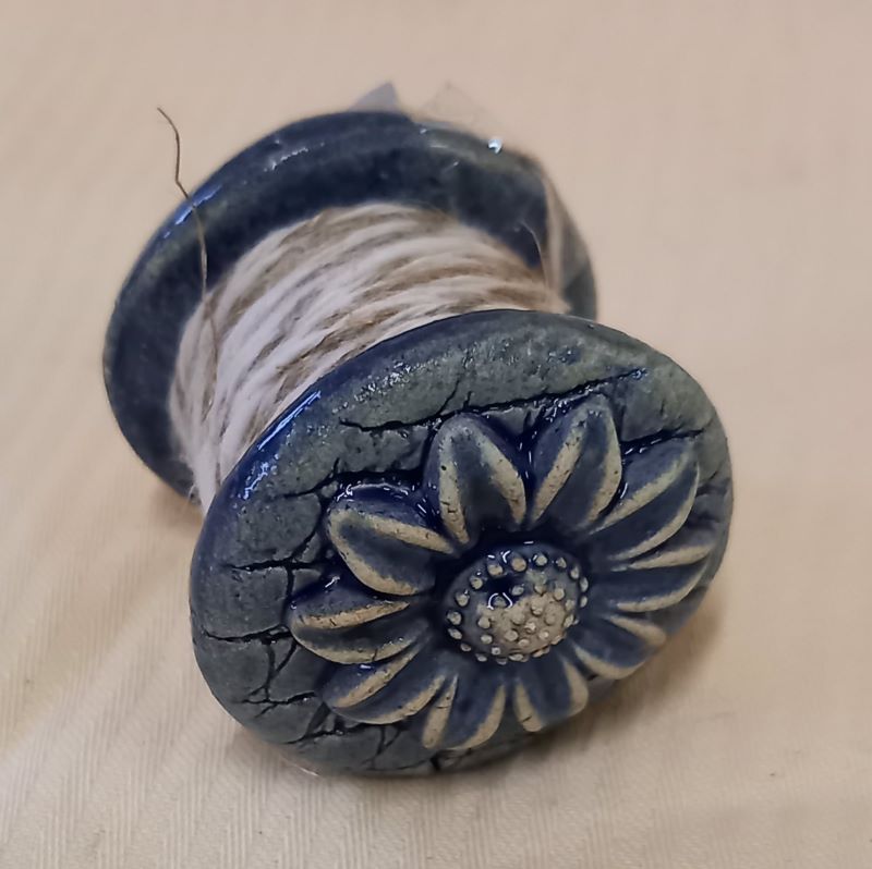Keramika malá bg Špulka s květinou 3098
